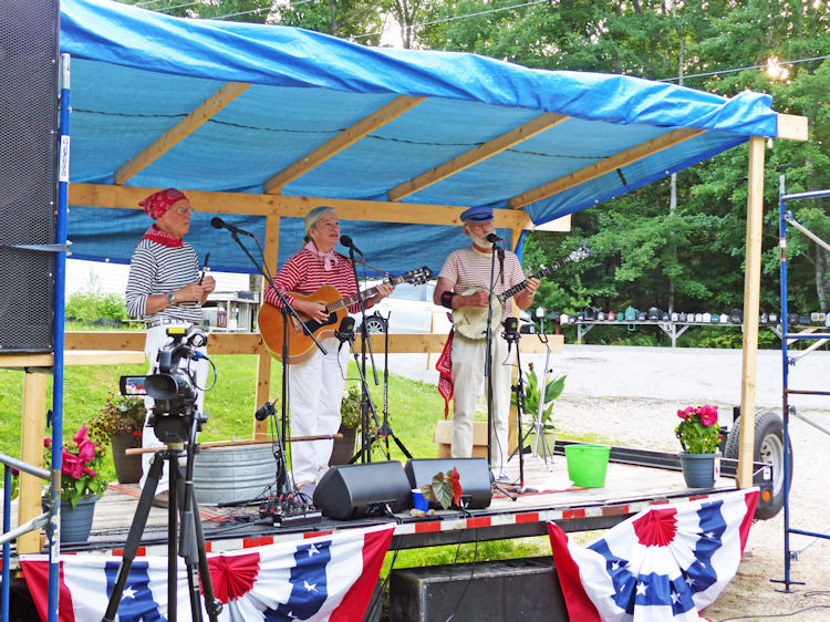 Roll and Go performing at the Robinhood Meeting House